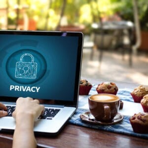 Ter illustratie van bewust met privacy omgaan, een laptop met in beeld het woord privacy.